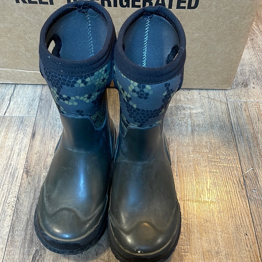 Youth Boys rain/snow boots size 1